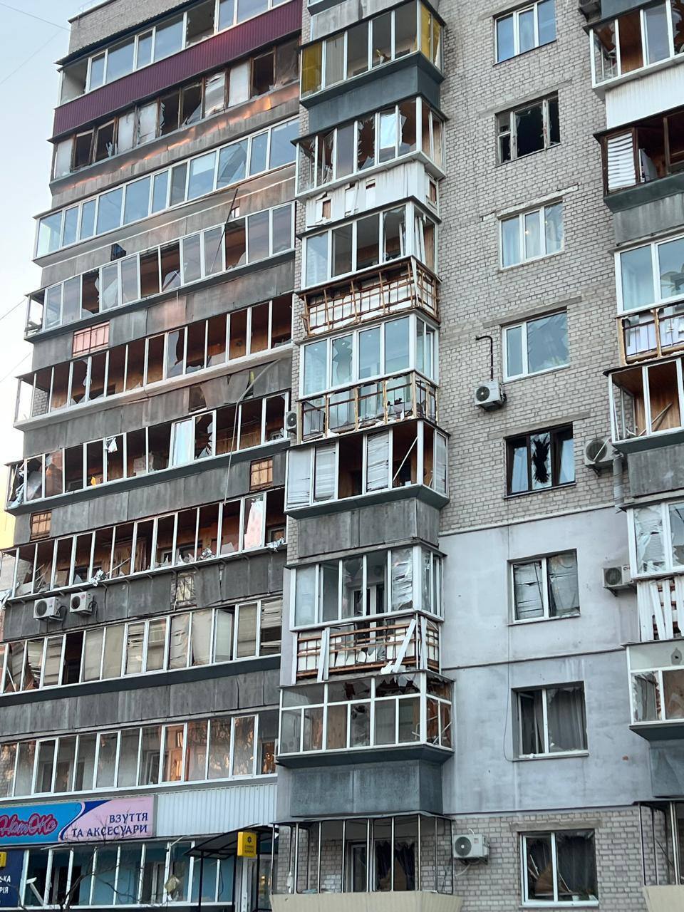 Выбитые окна, изуродованные авто: появились фото и видео последствий удара РФ по жилому массиву в Броварах