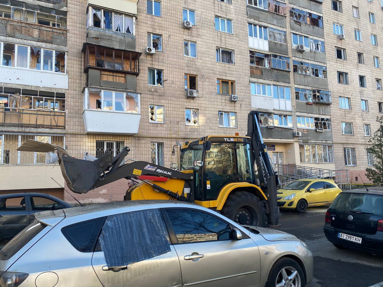 Выбитые окна, изуродованные авто: появились фото и видео последствий удара РФ по жилому массиву в Броварах