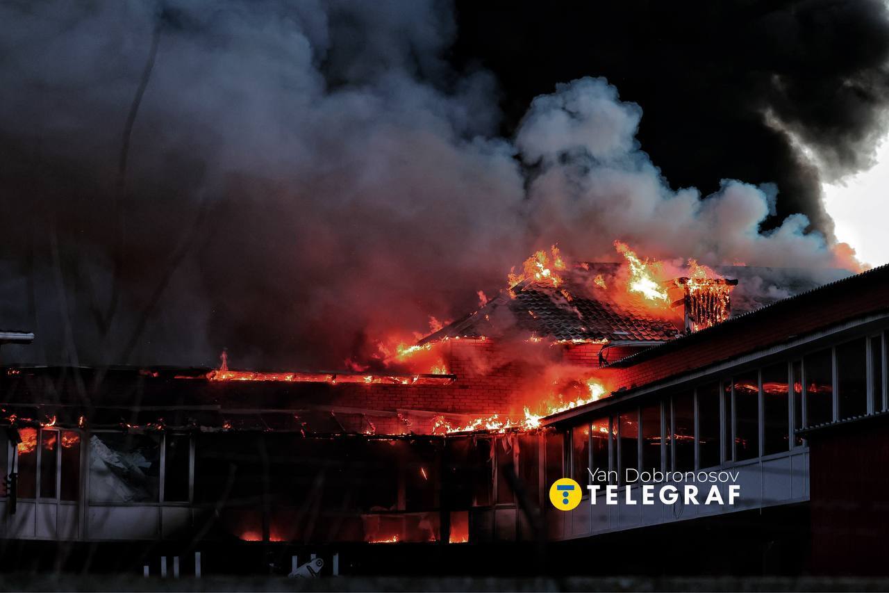 Выбитые окна, изуродованные авто: появились фото и видео последствий удара РФ по жилому массиву в Броварах