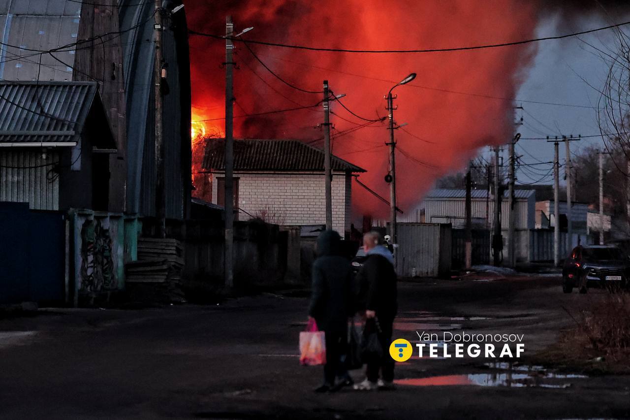 Выбитые окна, изуродованные авто: появились фото и видео последствий удара РФ по жилому массиву в Броварах