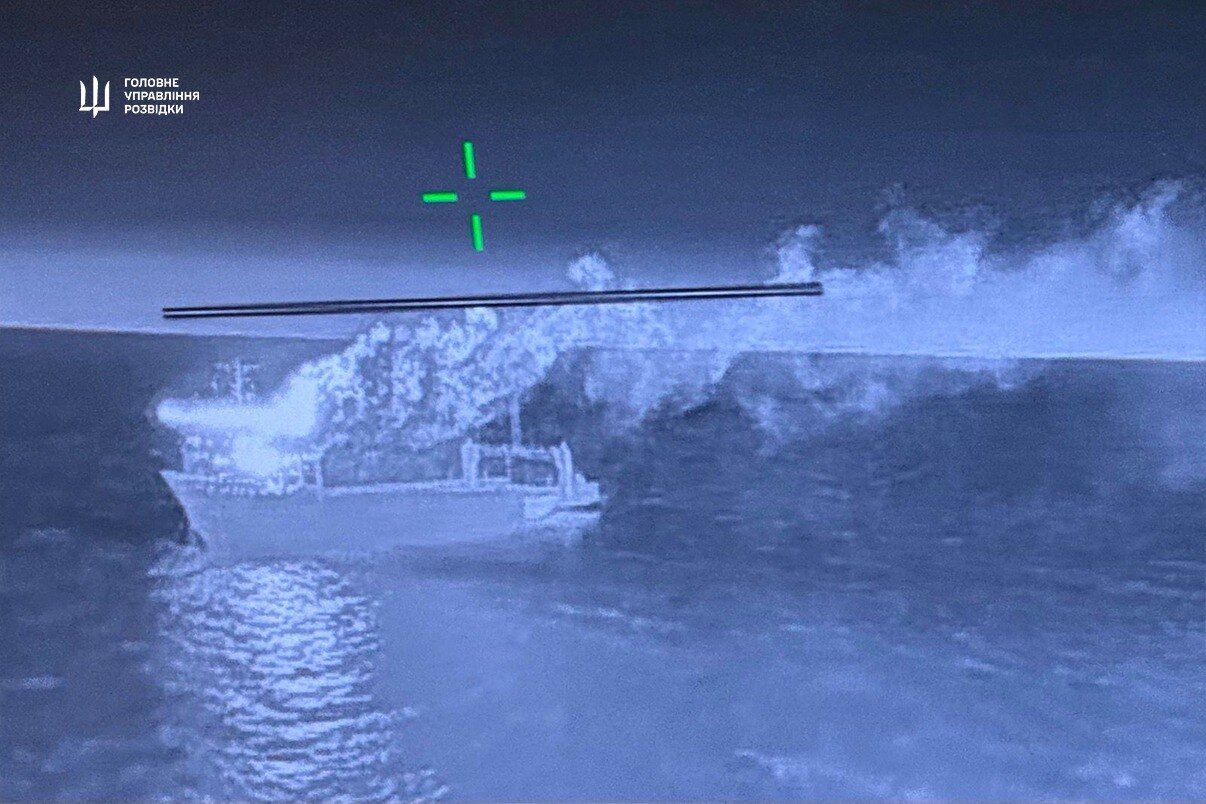 Спецназовцы ГУР поразили военные суда РФ: сожгли "Славянина", вколотили по "Авангарду". Фото