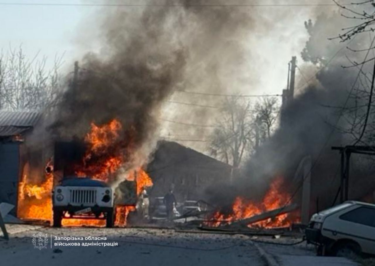 Россия атаковала КАБами жилой квартал Запорожья: есть разрушения, погибший и раненые. Фото и видео
