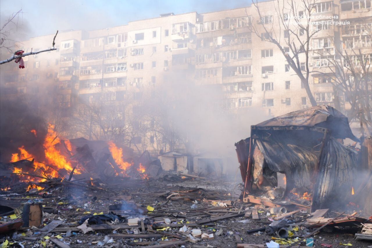 Россия атаковала КАБами жилой квартал Запорожья: есть разрушения, погибший и раненые. Фото и видео