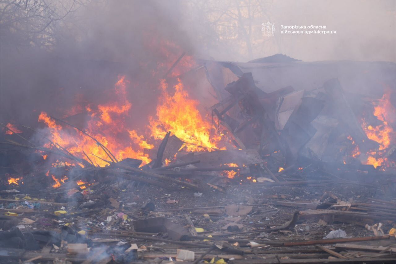 Россия атаковала КАБами жилой квартал Запорожья: есть разрушения, погибший и раненые. Фото и видео