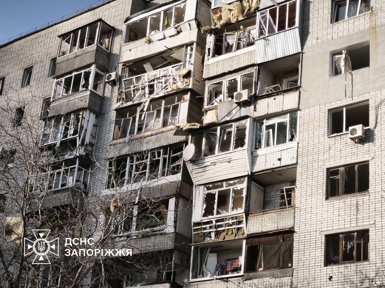 Россия атаковала КАБами жилой квартал Запорожья: есть разрушения, погибший и раненые. Фото и видео