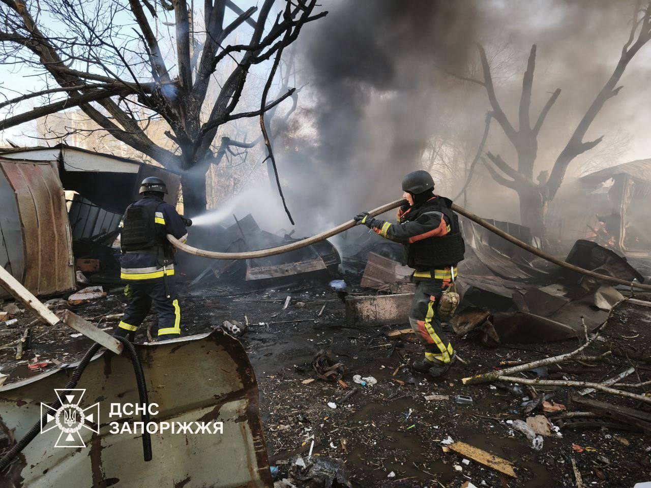 Россия атаковала КАБами жилой квартал Запорожья: есть разрушения, погибший и раненые. Фото и видео
