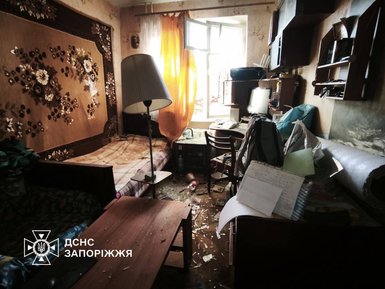 Россия атаковала КАБами жилой квартал Запорожья: есть разрушения, погибший и раненые. Фото и видео