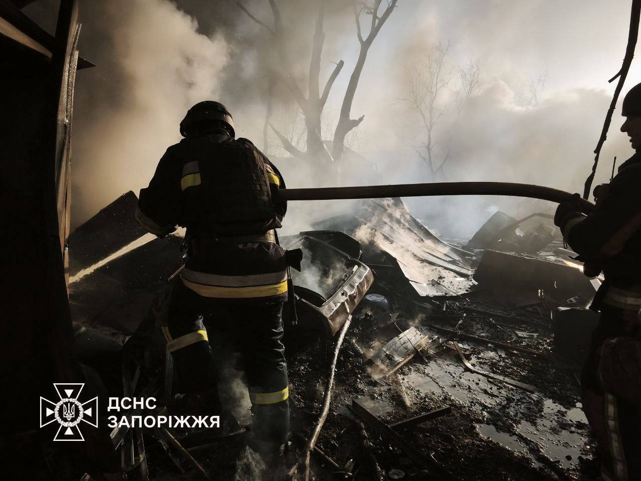 Россия атаковала КАБами жилой квартал Запорожья: есть разрушения, погибший и раненые. Фото и видео