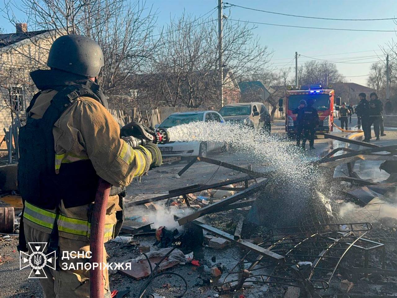 Россия атаковала КАБами жилой квартал Запорожья: есть разрушения, погибший и раненые. Фото и видео