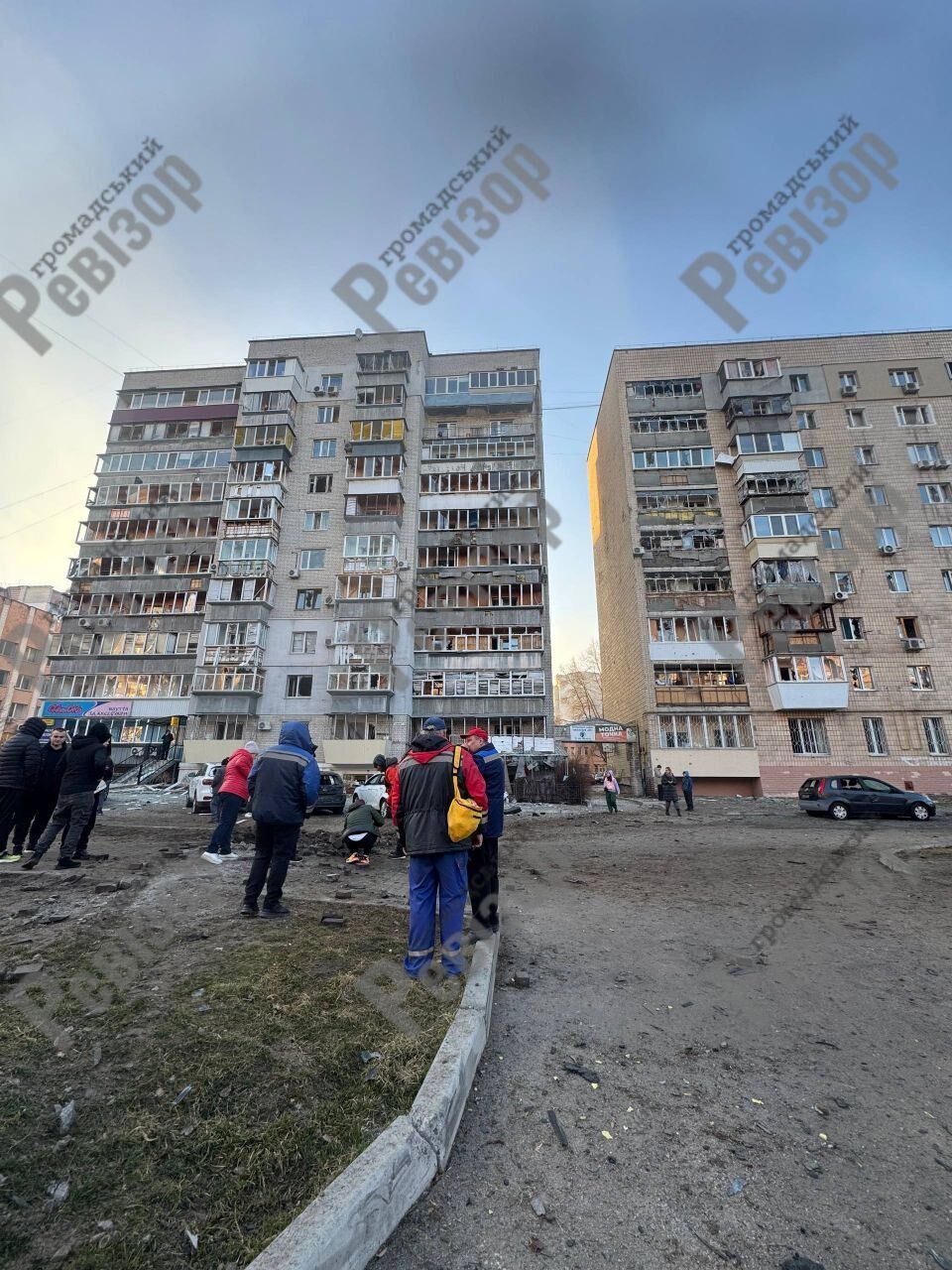 Выбитые окна, изуродованные авто: появились фото и видео последствий удара РФ по жилому массиву в Броварах