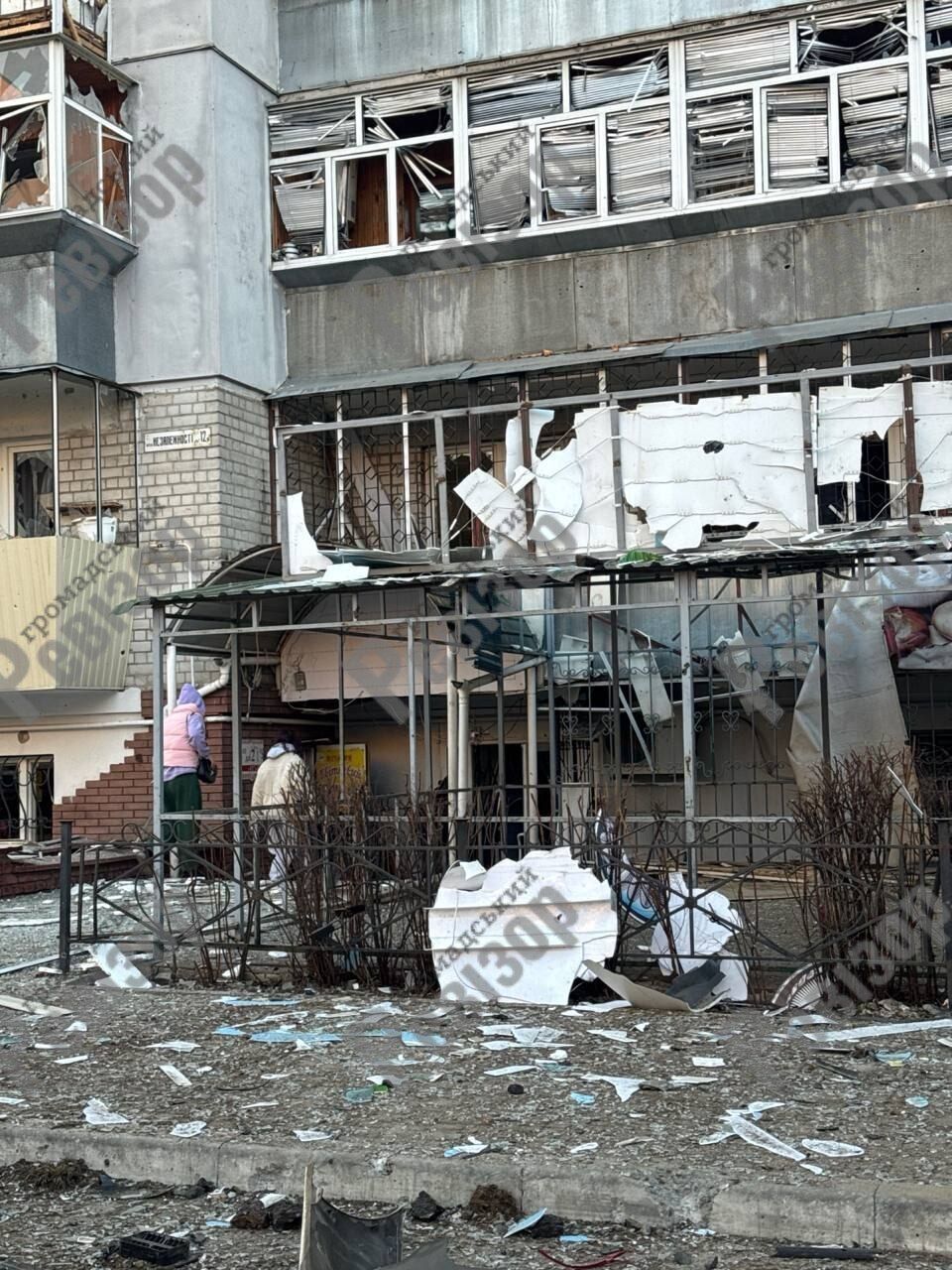 Выбитые окна, изуродованные авто: появились фото и видео последствий удара РФ по жилому массиву в Броварах