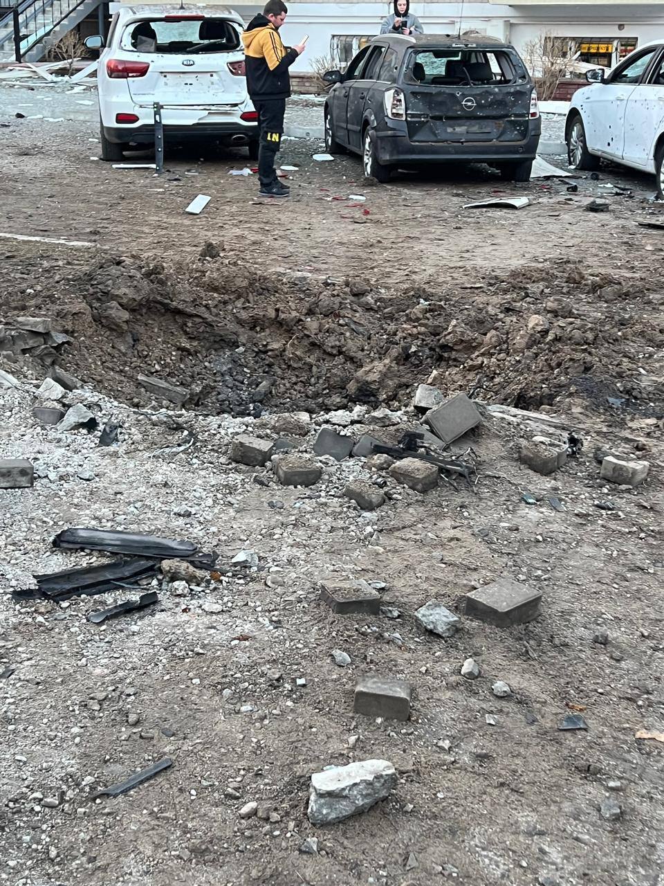 Выбитые окна, изуродованные авто: появились фото и видео последствий удара РФ по жилому массиву в Броварах