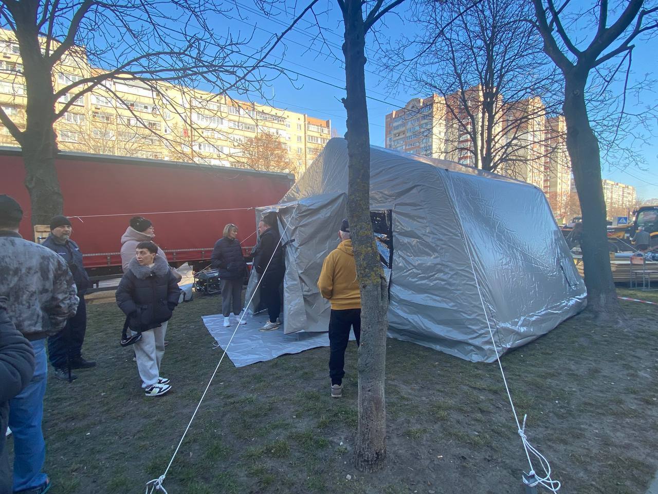 Выбитые окна, изуродованные авто: появились фото и видео последствий удара РФ по жилому массиву в Броварах