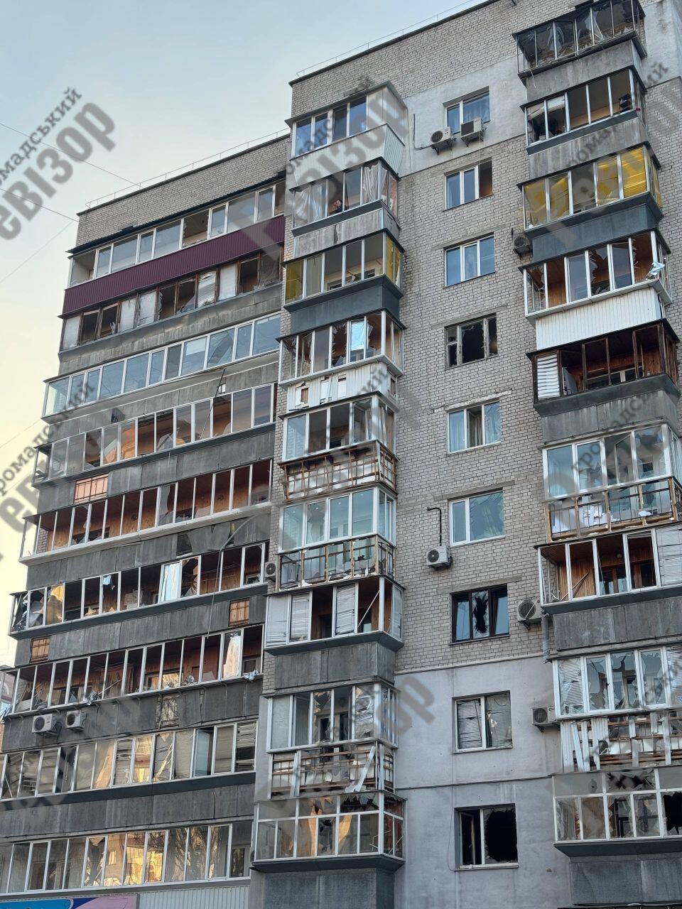 Выбитые окна, изуродованные авто: появились фото и видео последствий удара РФ по жилому массиву в Броварах