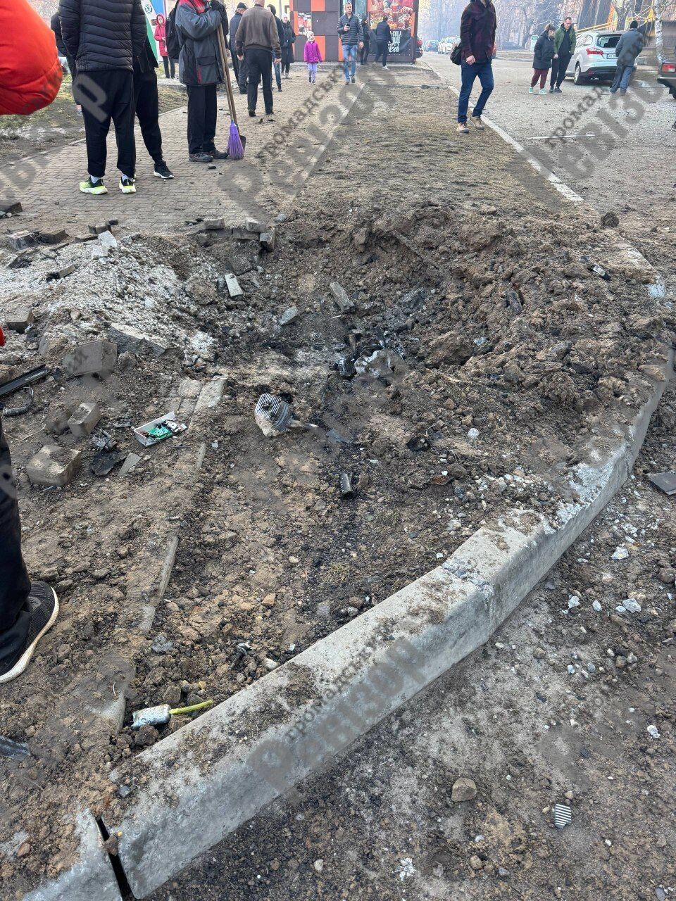 Выбитые окна, изуродованные авто: появились фото и видео последствий удара РФ по жилому массиву в Броварах