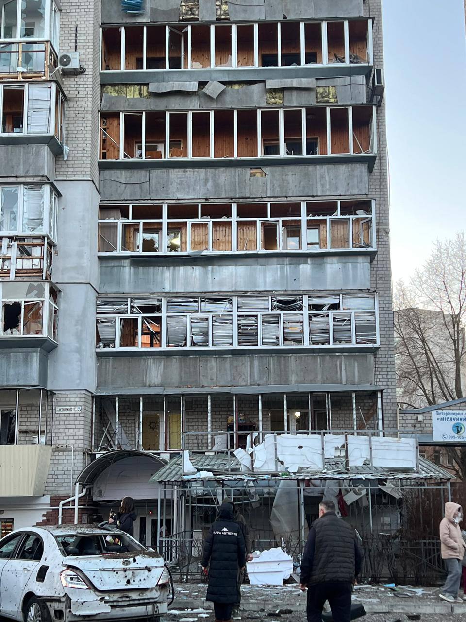 Выбитые окна, изуродованные авто: появились фото и видео последствий удара РФ по жилому массиву в Броварах