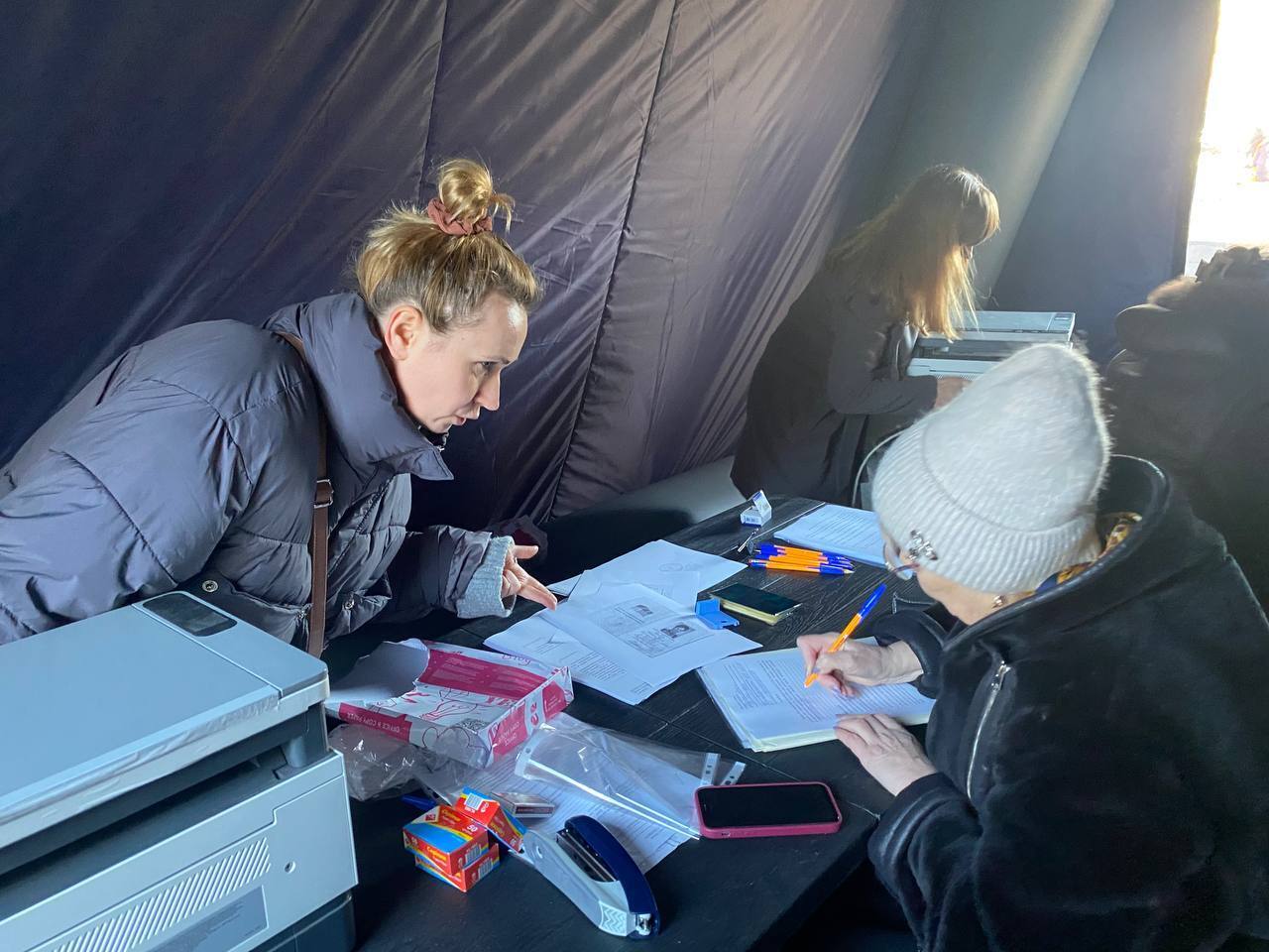 Выбитые окна, изуродованные авто: появились фото и видео последствий удара РФ по жилому массиву в Броварах