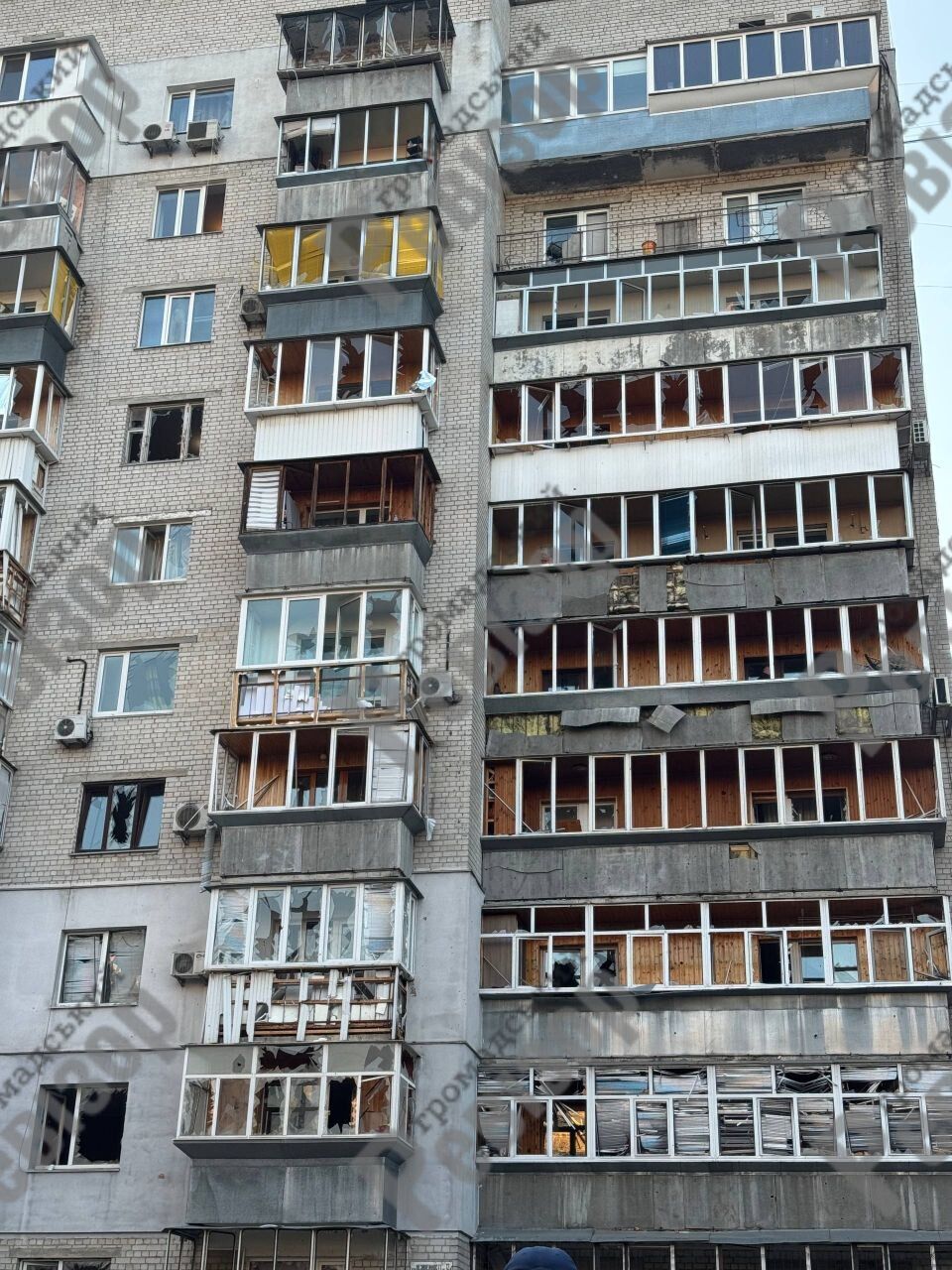 Выбитые окна, изуродованные авто: появились фото и видео последствий удара РФ по жилому массиву в Броварах