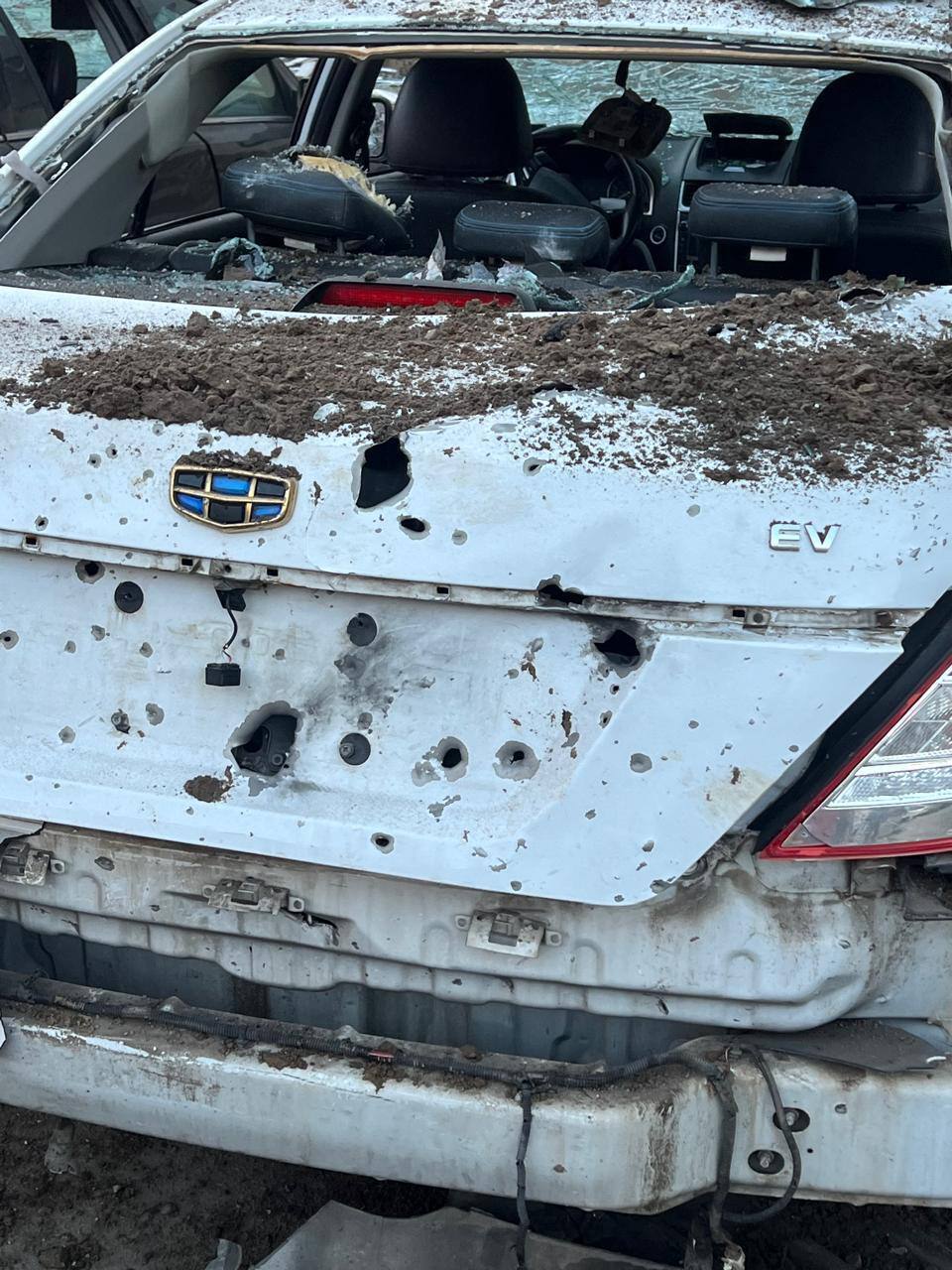 Выбитые окна, изуродованные авто: появились фото и видео последствий удара РФ по жилому массиву в Броварах