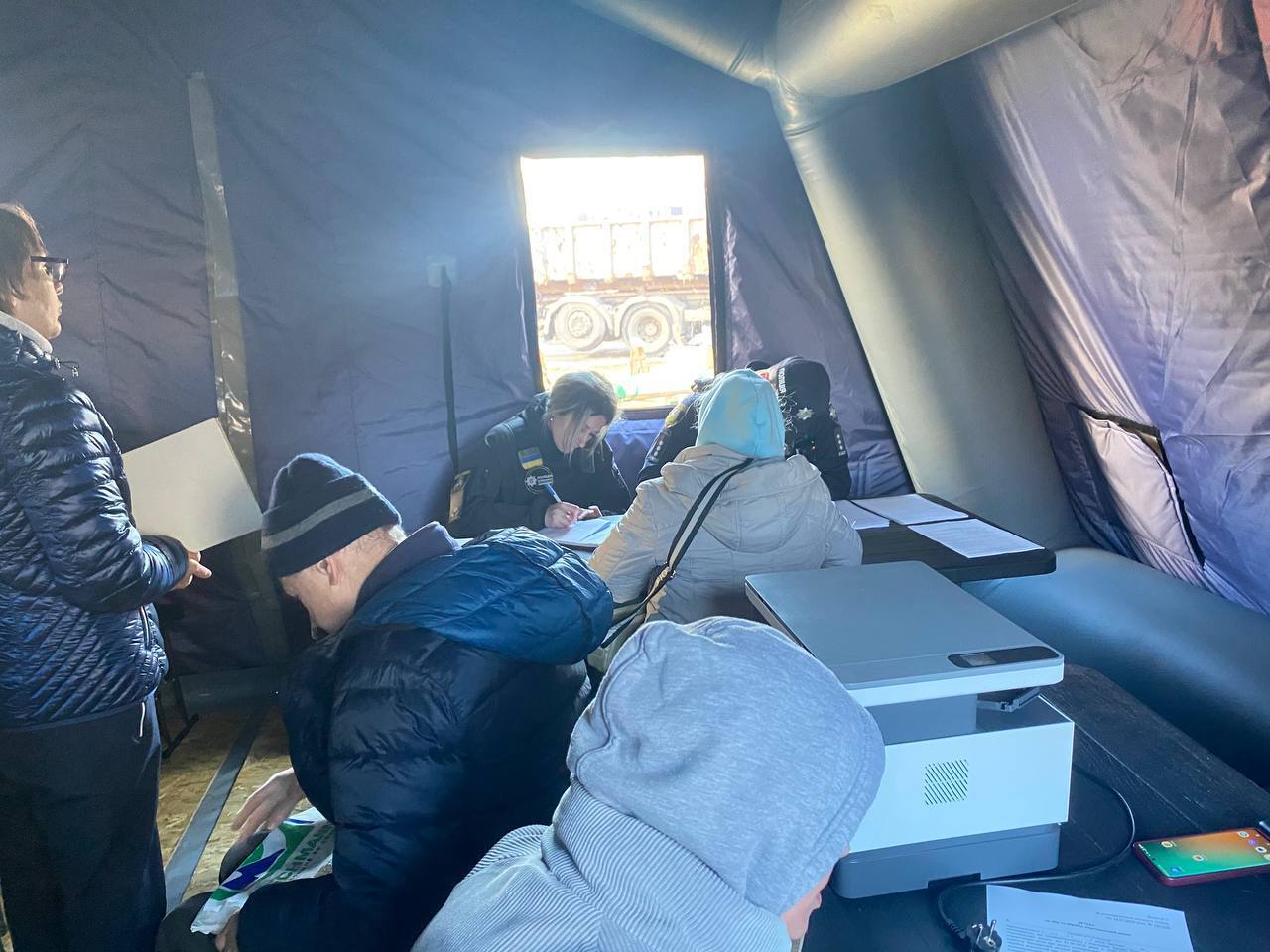 Выбитые окна, изуродованные авто: появились фото и видео последствий удара РФ по жилому массиву в Броварах