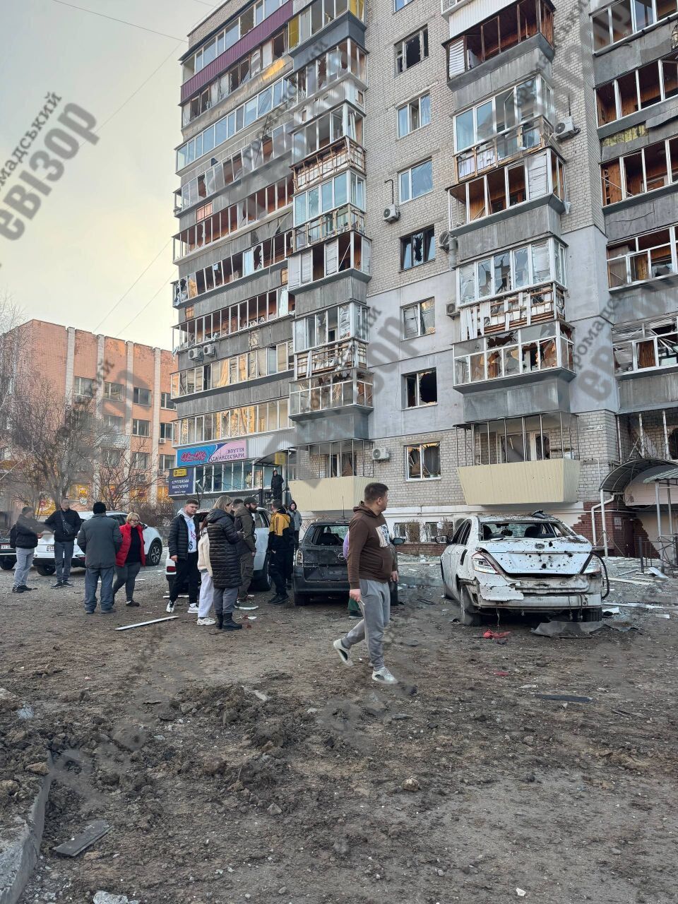 Выбитые окна, изуродованные авто: появились фото и видео последствий удара РФ по жилому массиву в Броварах