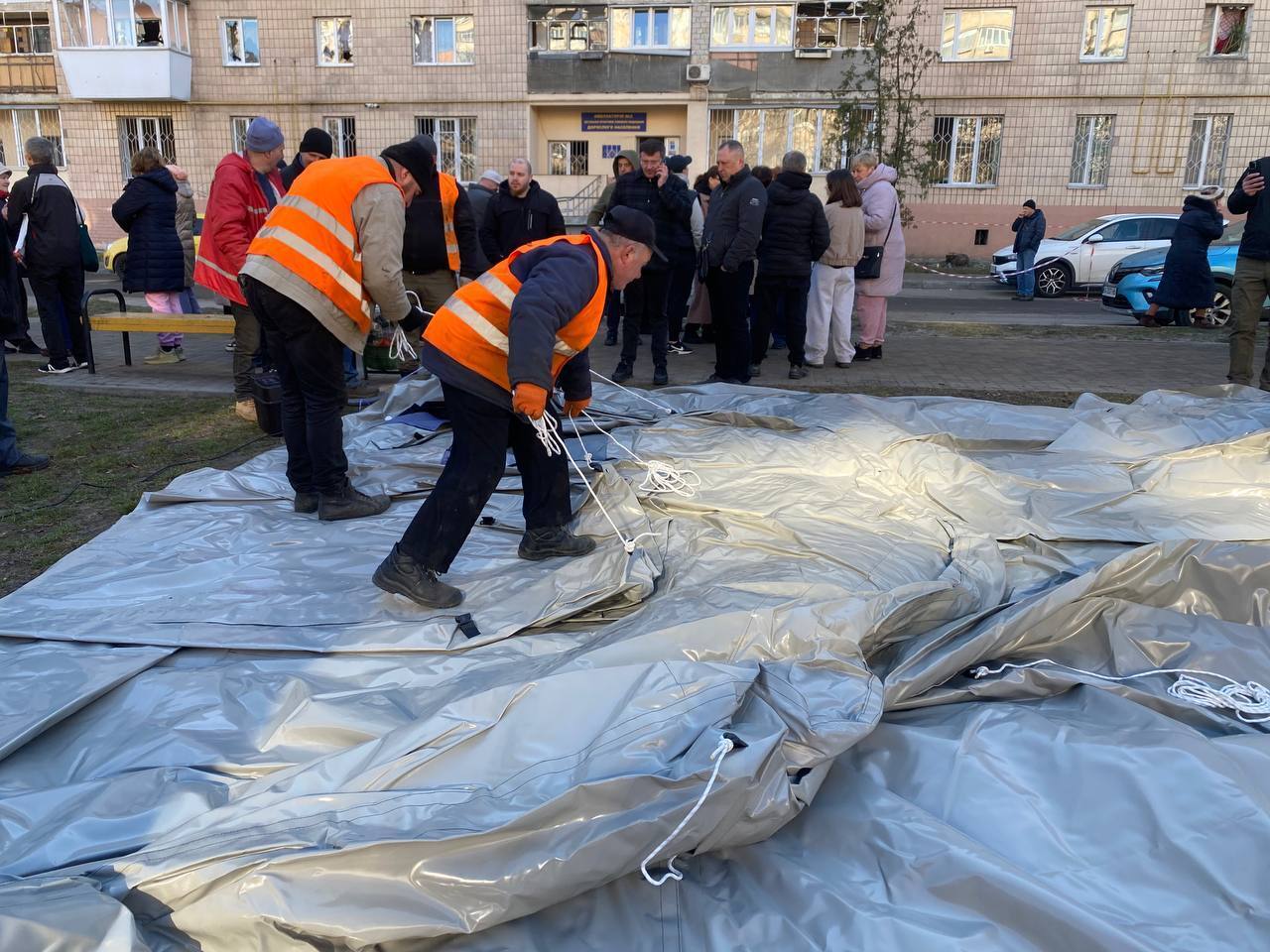 Выбитые окна, изуродованные авто: появились фото и видео последствий удара РФ по жилому массиву в Броварах