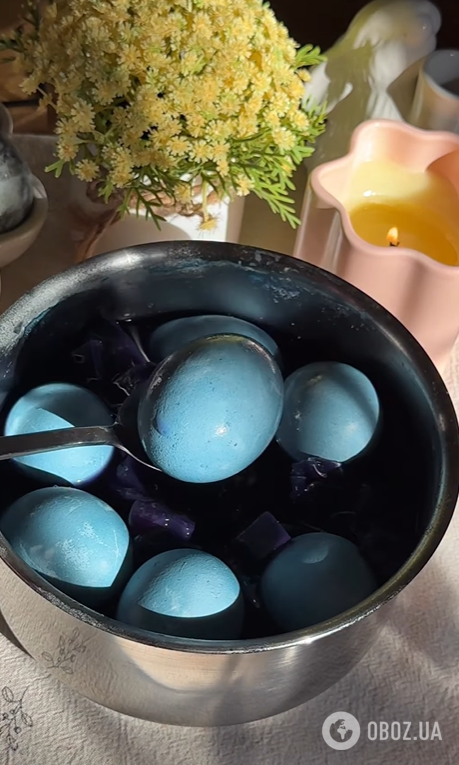 Як пофарбувати яйця на Великдень в блактний колір: знадобиться один натуральний компонент