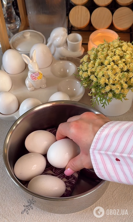 Як пофарбувати яйця на Великдень в блактний колір: знадобиться один натуральний компонент
