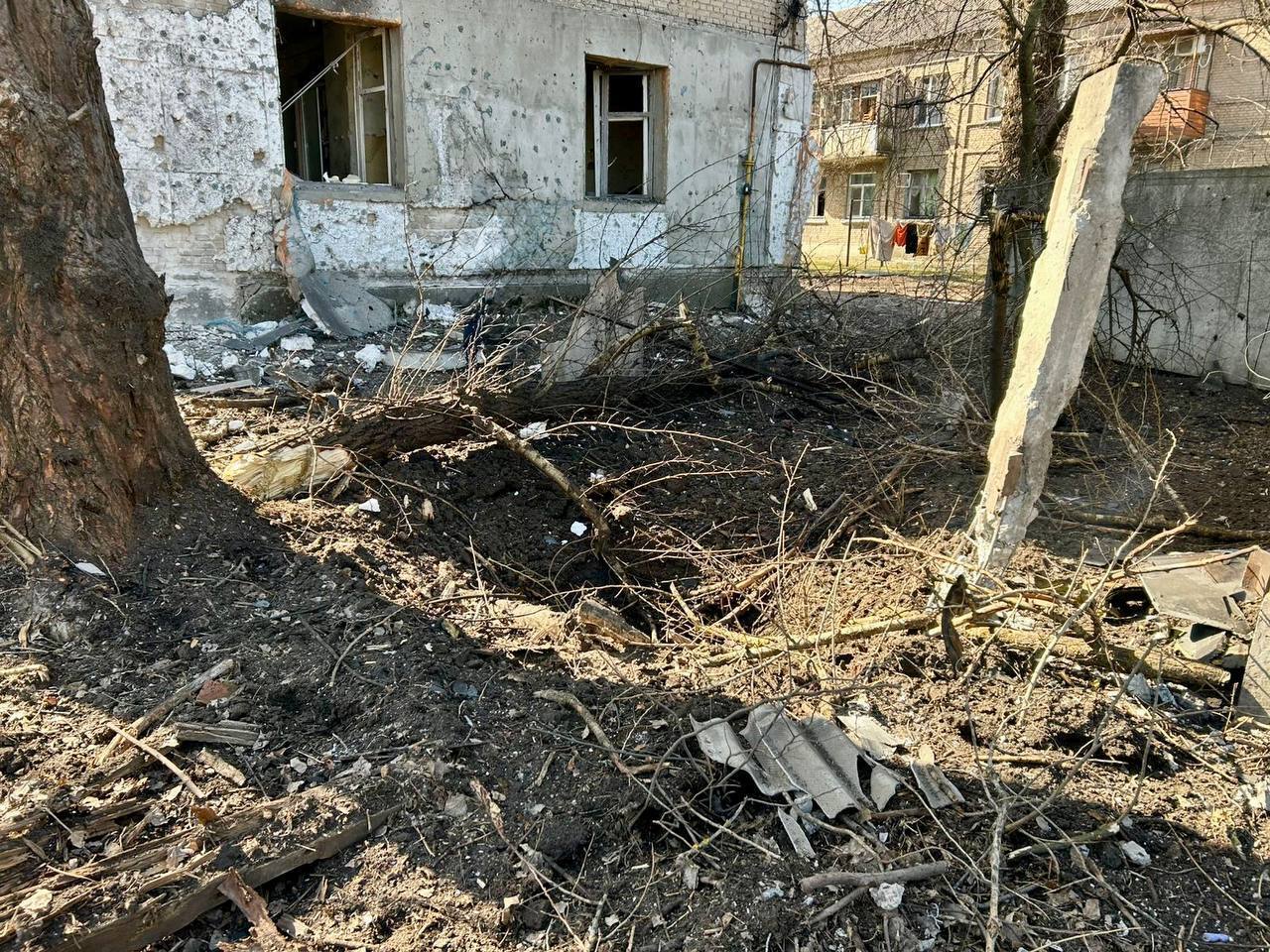 Ворог атакував Дніпро: пошкоджено житловий будинок, горіло авто, є поранений. Фото