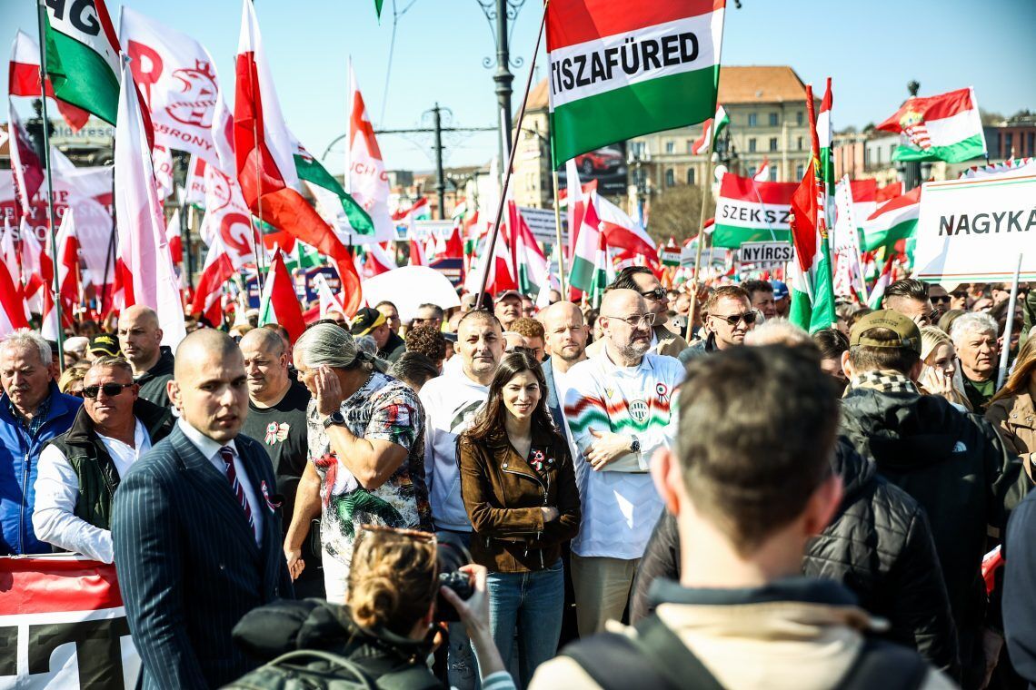 Демонстрация силы перед выборами? В Будапеште прошли массовые митинги сторонников и противников Орбана. Видео