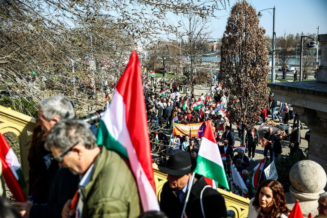 Демонстрация силы перед выборами? В Будапеште прошли массовые митинги сторонников и противников Орбана. Видео