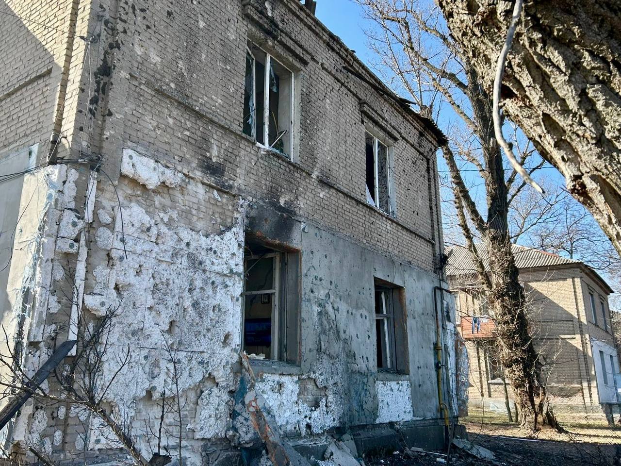 Ворог атакував Дніпро: пошкоджено житловий будинок, горіло авто, є поранений. Фото