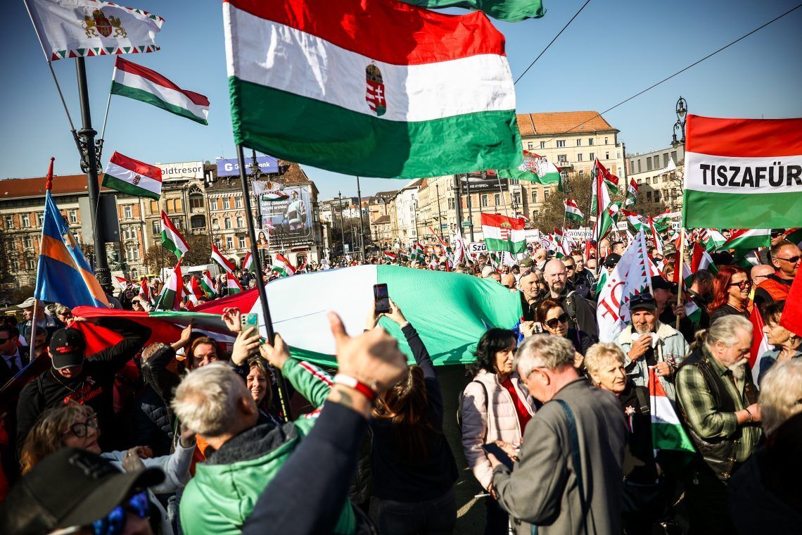 Демонстрация силы перед выборами? В Будапеште прошли массовые митинги сторонников и противников Орбана. Видео