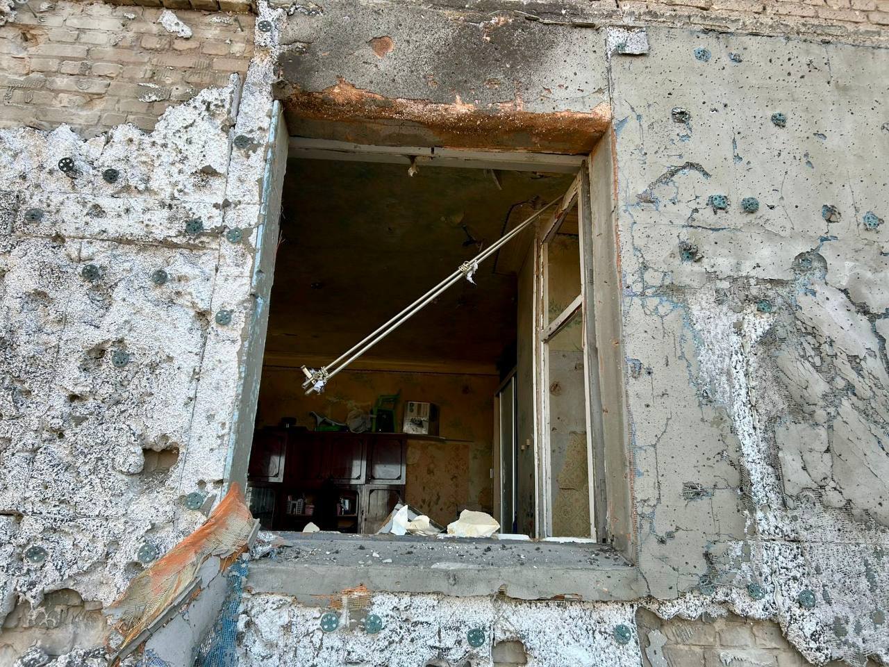 Ворог атакував Дніпро: пошкоджено житловий будинок, горіло авто, є поранений. Фото