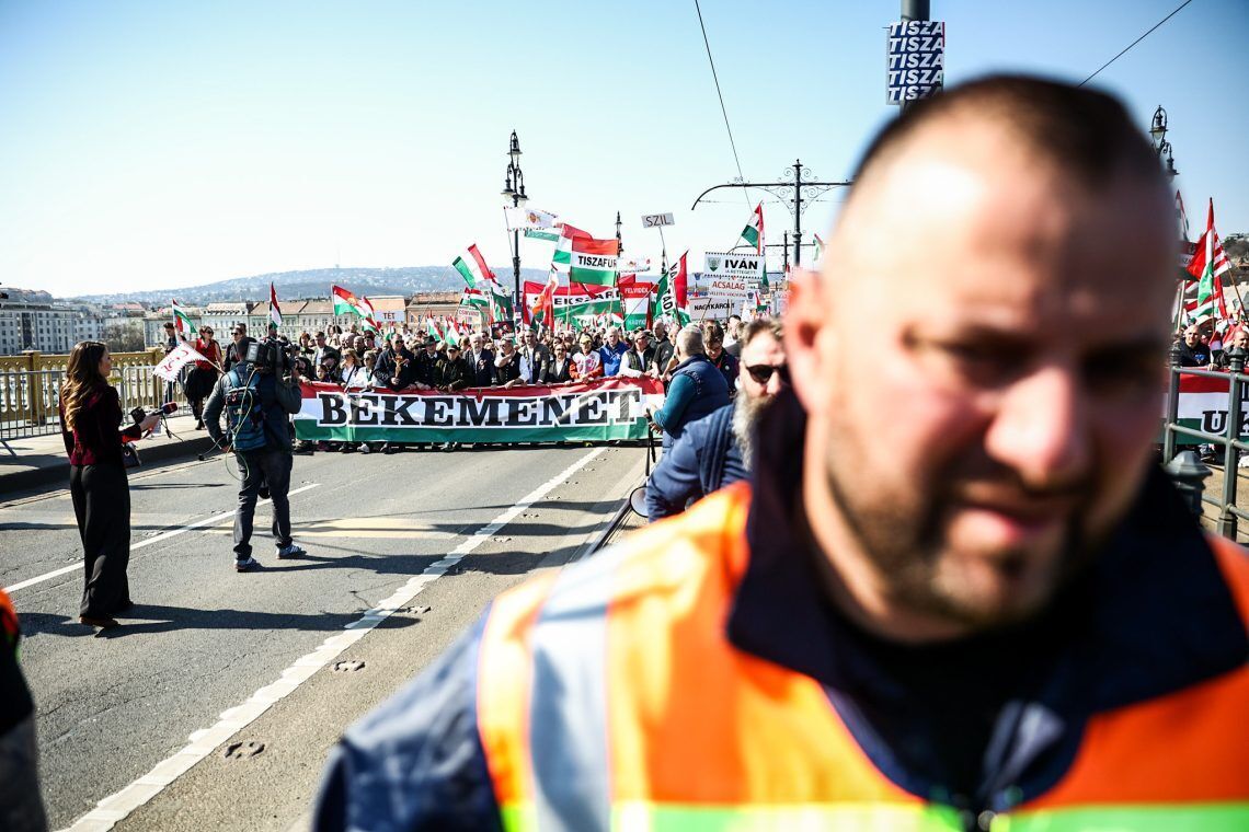 Демонстрация силы перед выборами? В Будапеште прошли массовые митинги сторонников и противников Орбана. Видео