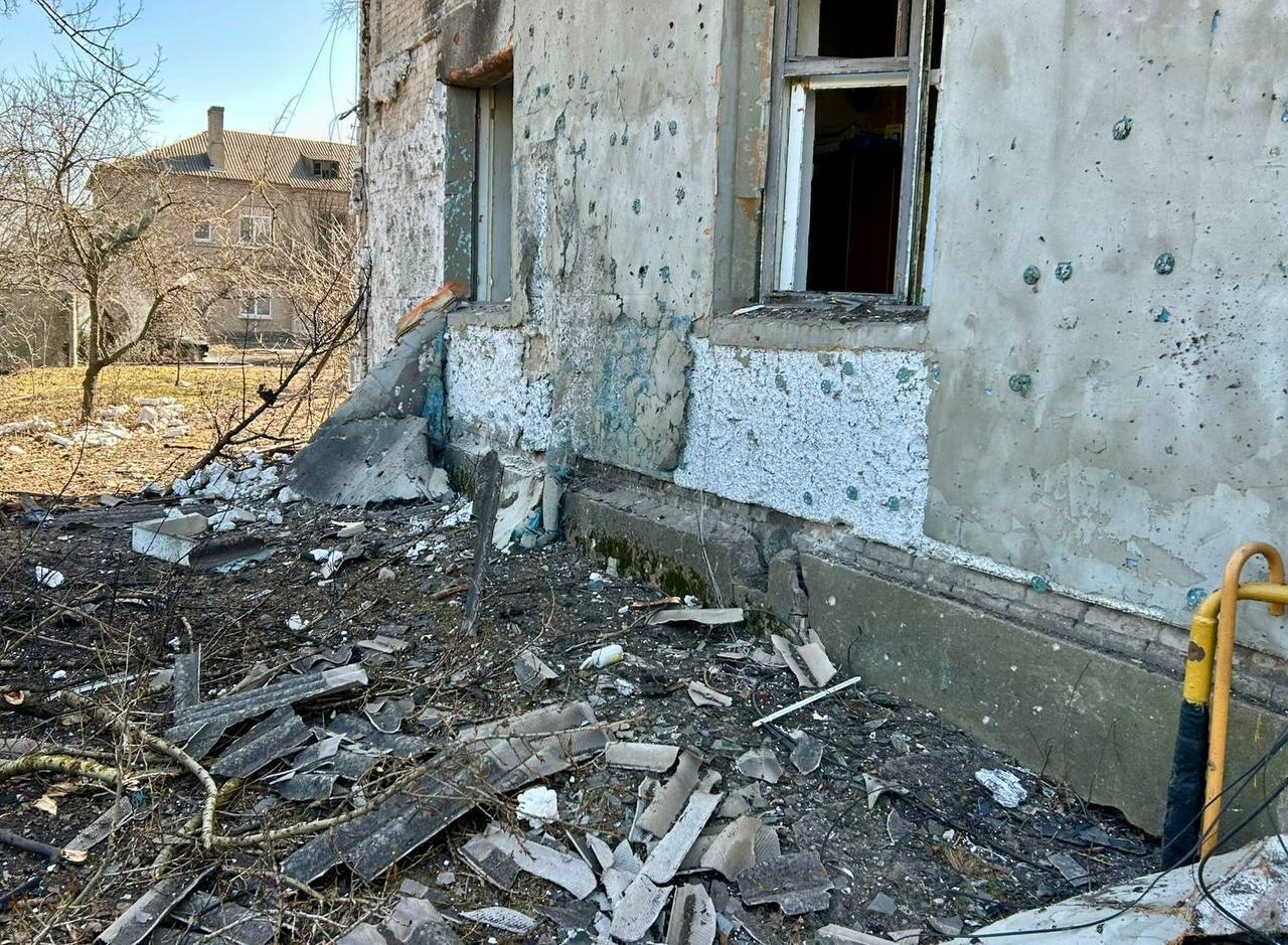 Ворог атакував Дніпро: пошкоджено житловий будинок, горіло авто, є поранений. Фото