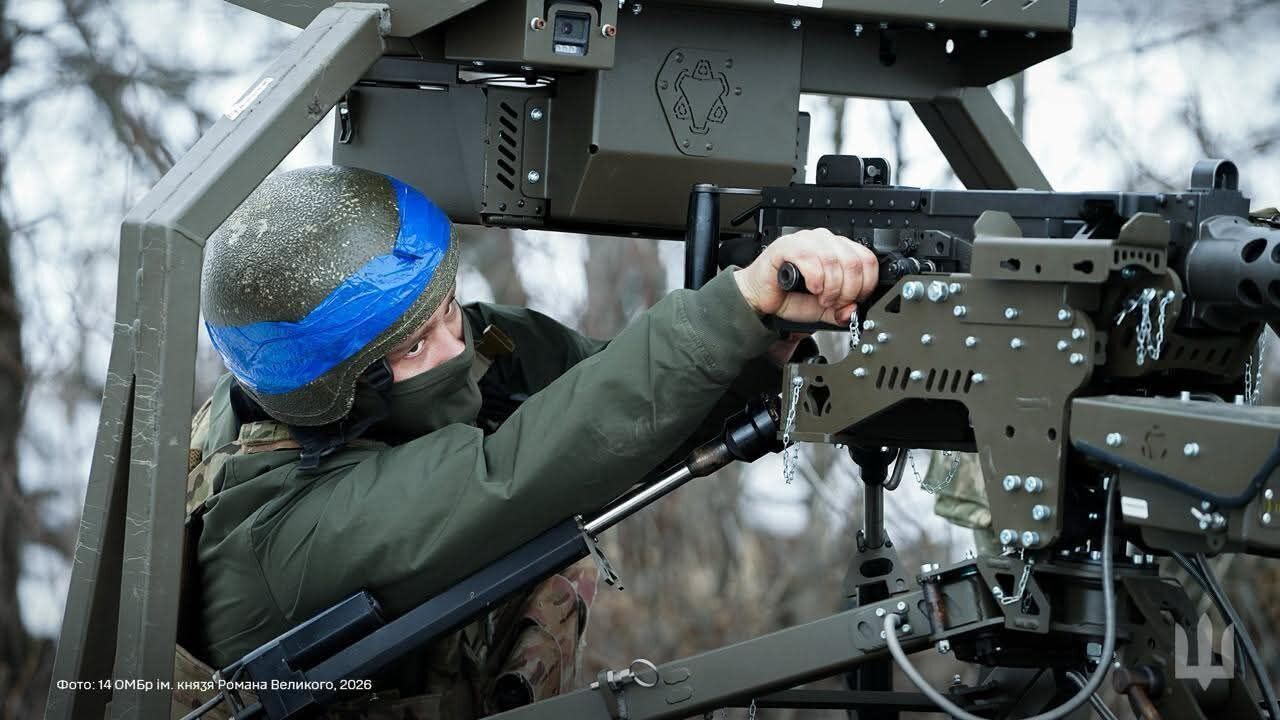 "Цікава штука!" У Генштабі показали роботизований комплекс з кулеметом у роботі. Фото