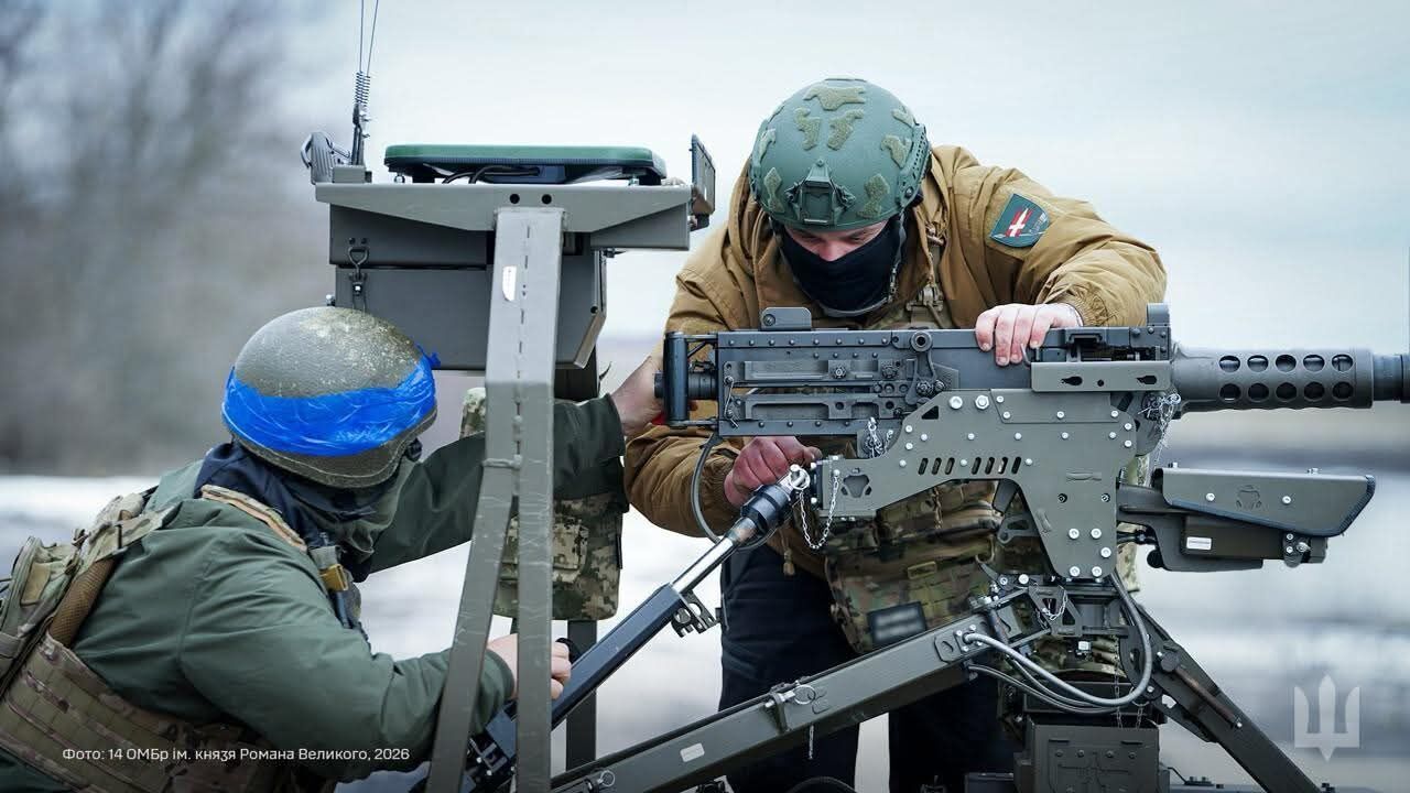 "Цікава штука!" У Генштабі показали роботизований комплекс з кулеметом у роботі. Фото