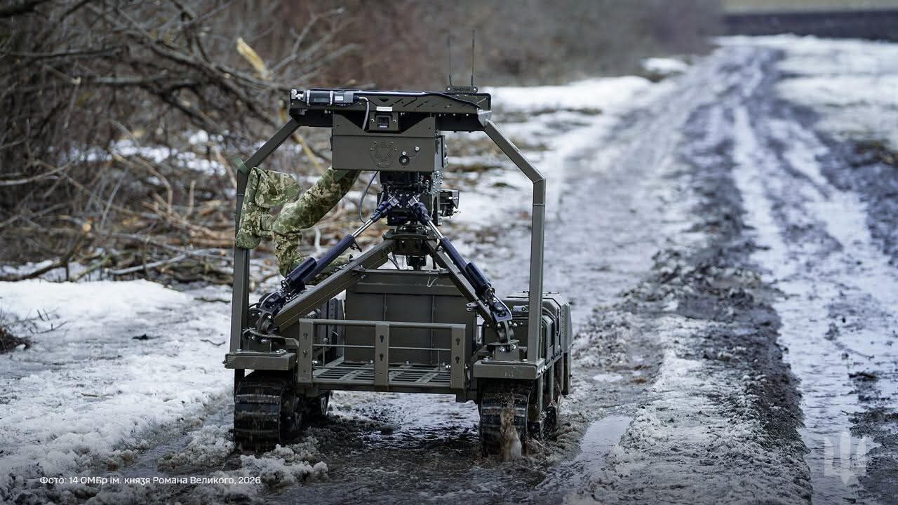 "Цікава штука!" У Генштабі показали роботизований комплекс з кулеметом у роботі. Фото