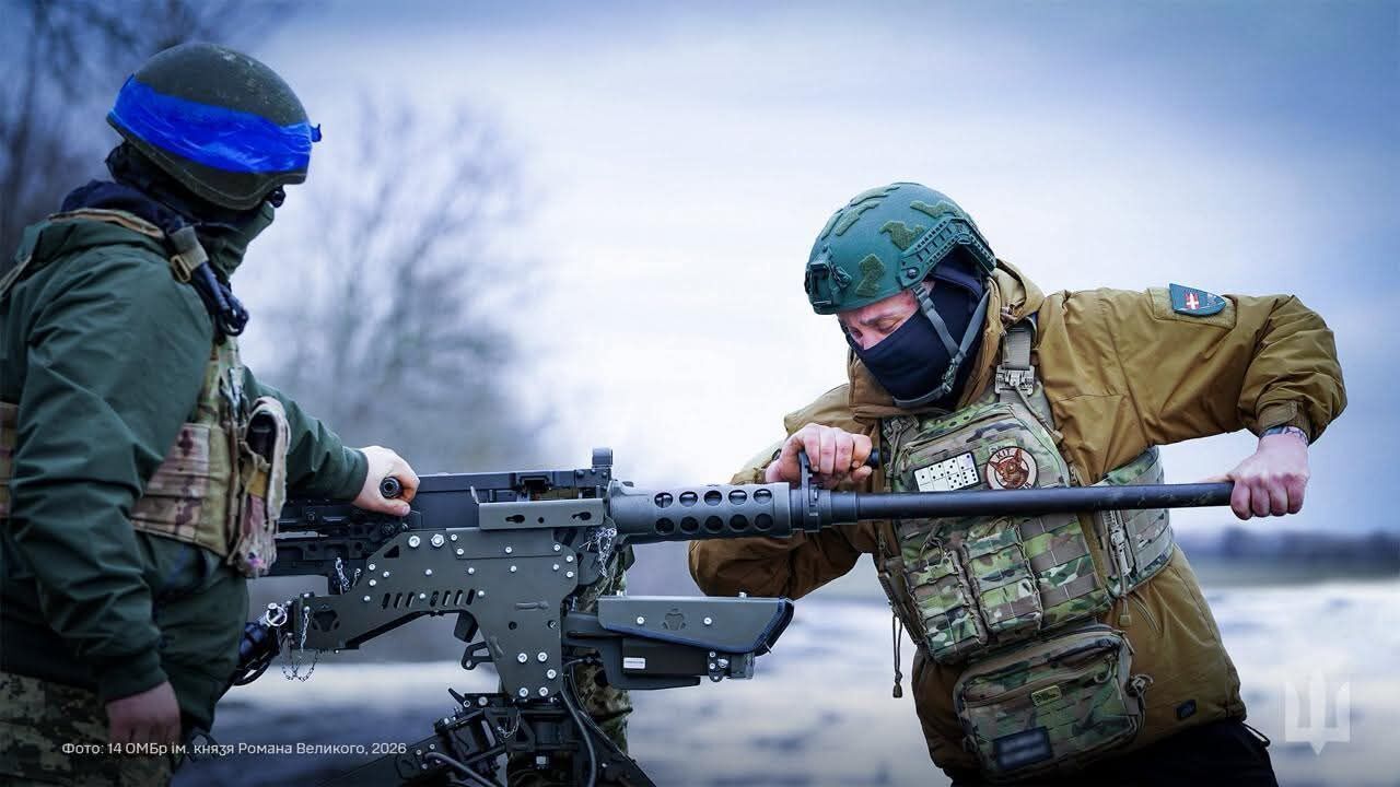 "Цікава штука!" У Генштабі показали роботизований комплекс з кулеметом у роботі. Фото