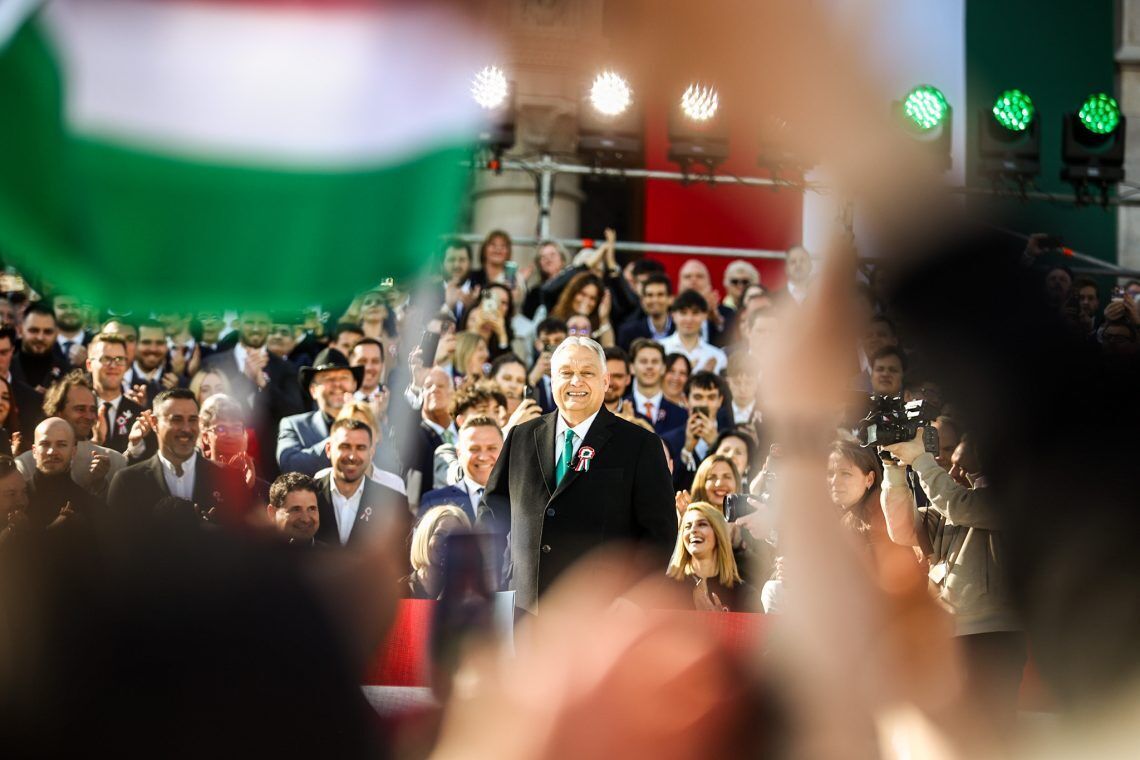 Демонстрация силы перед выборами? В Будапеште прошли массовые митинги сторонников и противников Орбана. Видео