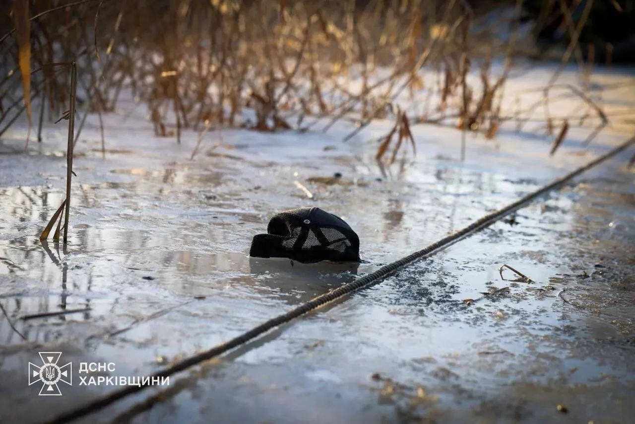 В Харькове мужчина спас из ледяного водоема четырех детей и потерял сознание: что о нем известно
