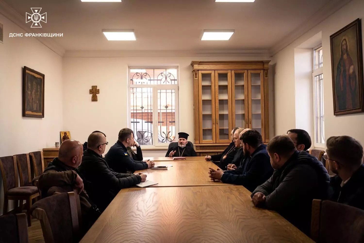 На Прикарпатье спасатели ГСЧС созвали священников, чтобы те в церквях донесли до людей опасность поджогов сухой травы. Фото