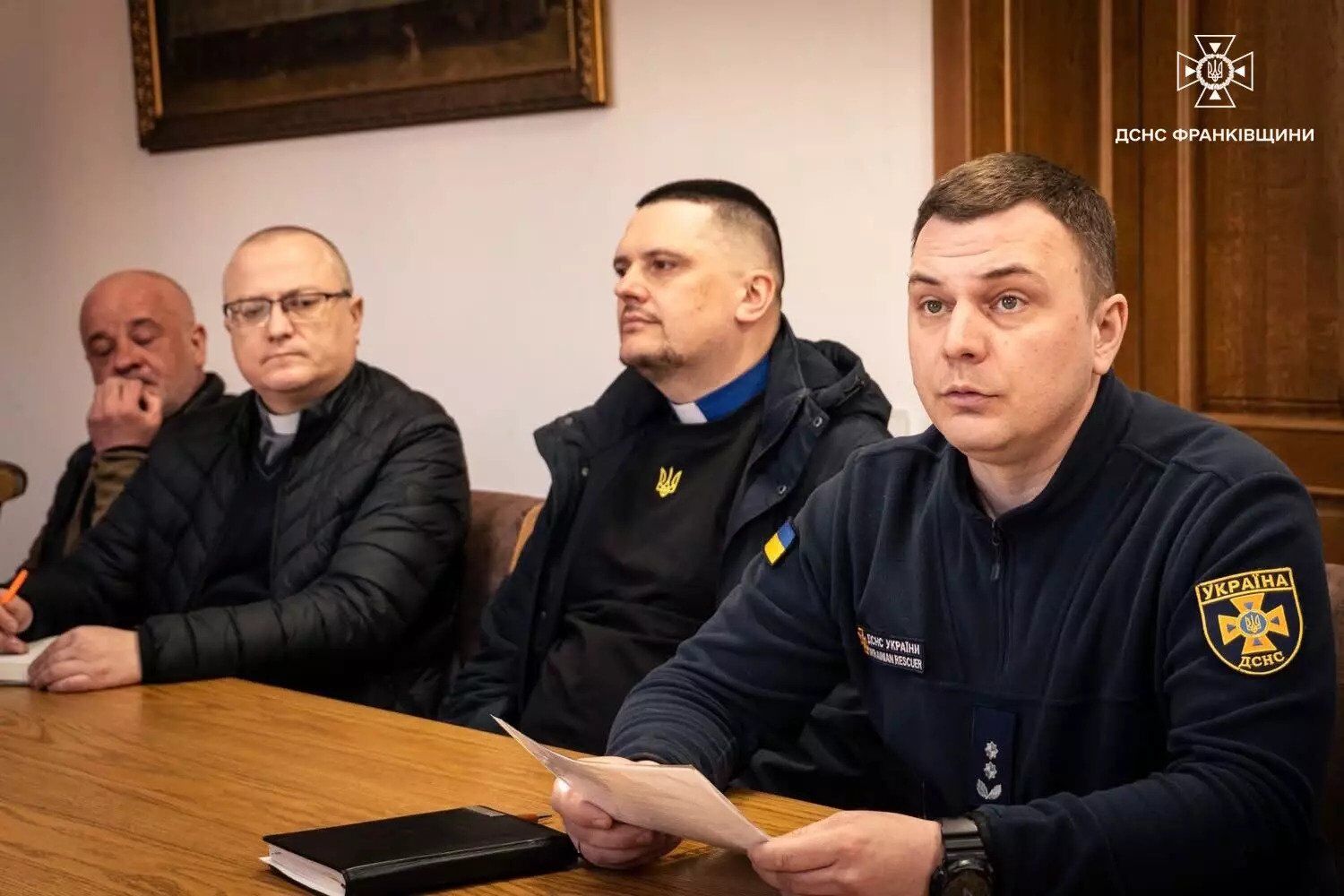 На Прикарпатье спасатели ГСЧС созвали священников, чтобы те в церквях донесли до людей опасность поджогов сухой травы. Фото