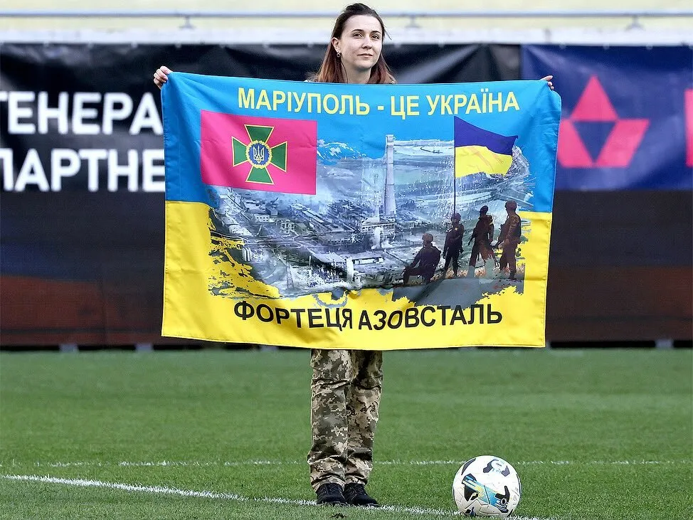 Боевого медика после символического удара перед матчем УПЛ позвали замуж в прямом эфире. Видео