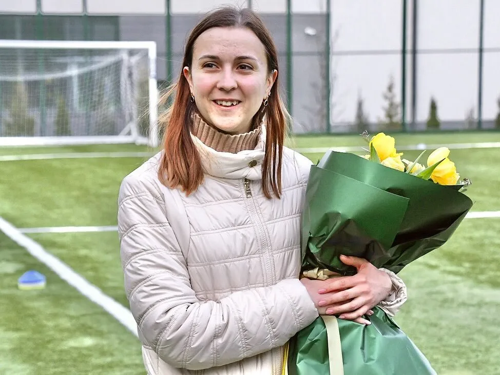 Боевого медика после символического удара перед матчем УПЛ позвали замуж в прямом эфире. Видео