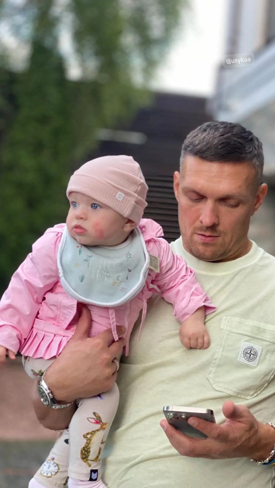 "Цілує ікону". Усик зізнався, що в нього відбувається в родині