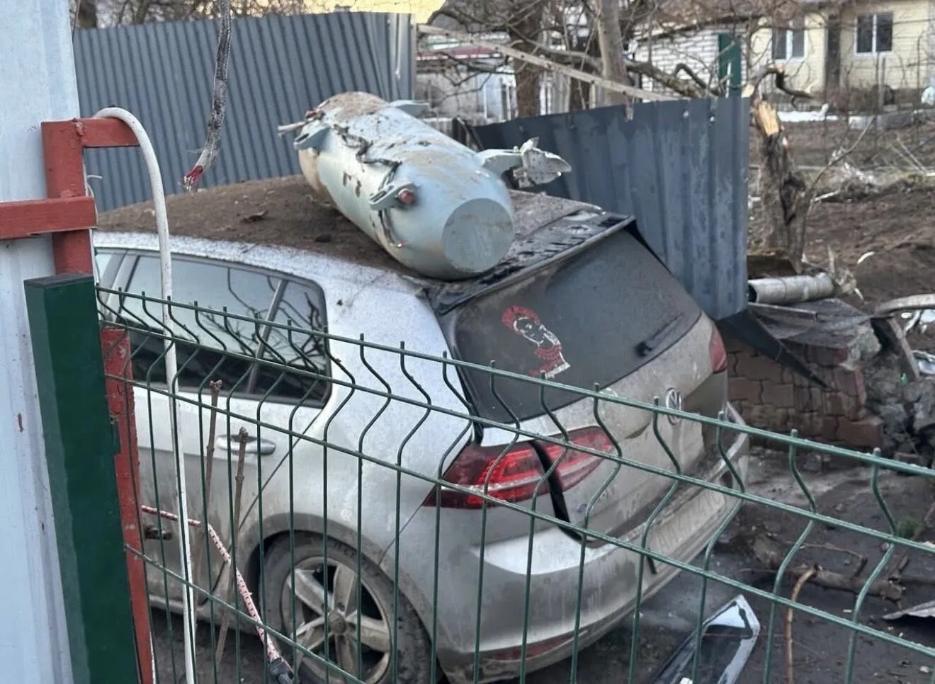 У Василькові бойова частина від ракети Х-101 влетіла прямо в спальню до 19-річної дівчини