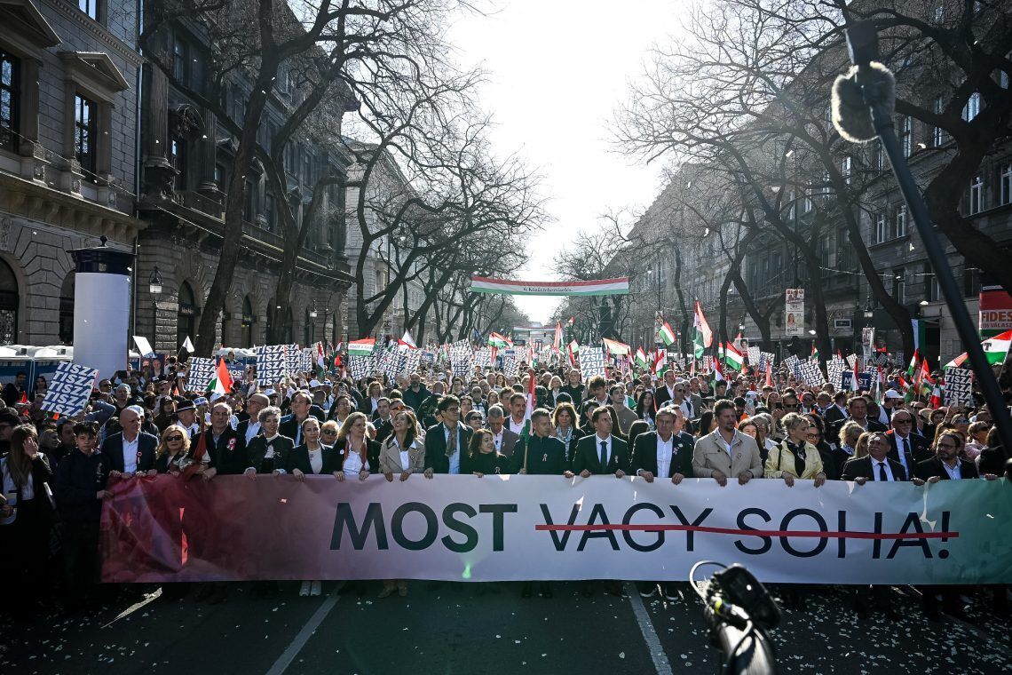 Демонстрация силы перед выборами? В Будапеште прошли массовые митинги сторонников и противников Орбана. Видео