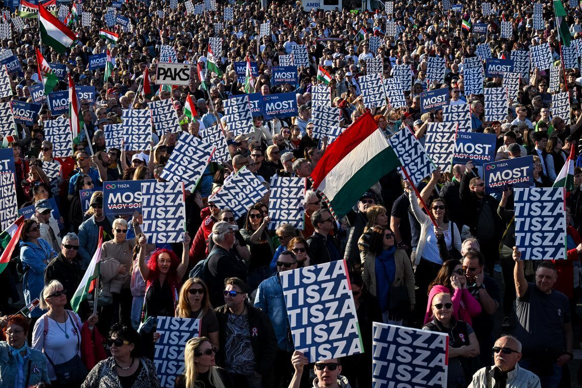 Демонстрация силы перед выборами? В Будапеште прошли массовые митинги сторонников и противников Орбана. Видео